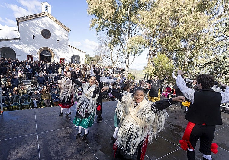 La romería de los Santos Mártires de Cáceres desafía al frío y agota todas sus existencias
