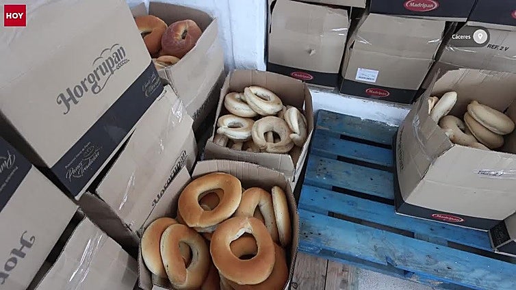 La romería de los Santos Mártires de Cáceres desafía al frío y agota todas sus existencias