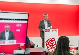 José Luis Quintana, presidente de la Comisión Gestora del PSOE extremeño, en la sede regional en Mérida.