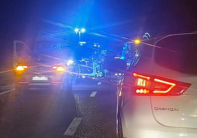 Tres heridos en un choque con atrapados entre un tractor y un coche en la EX-116
