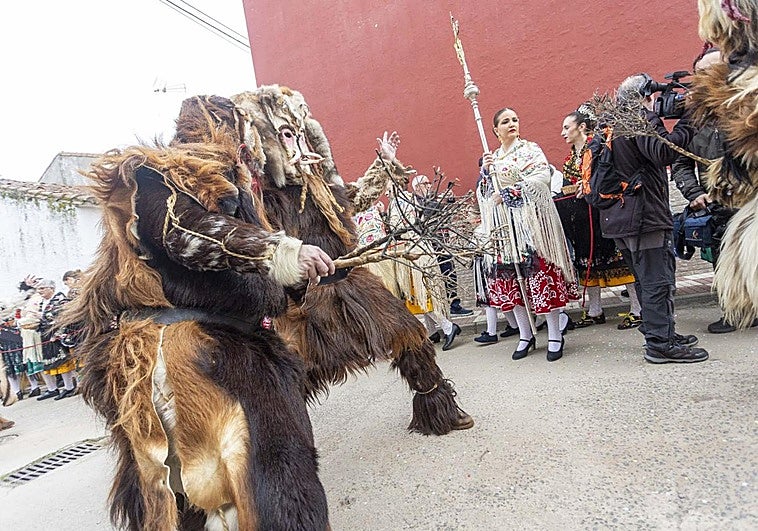 Las carantoñas llenan Acehúche ante la mirada de fotógrafos extranjeros