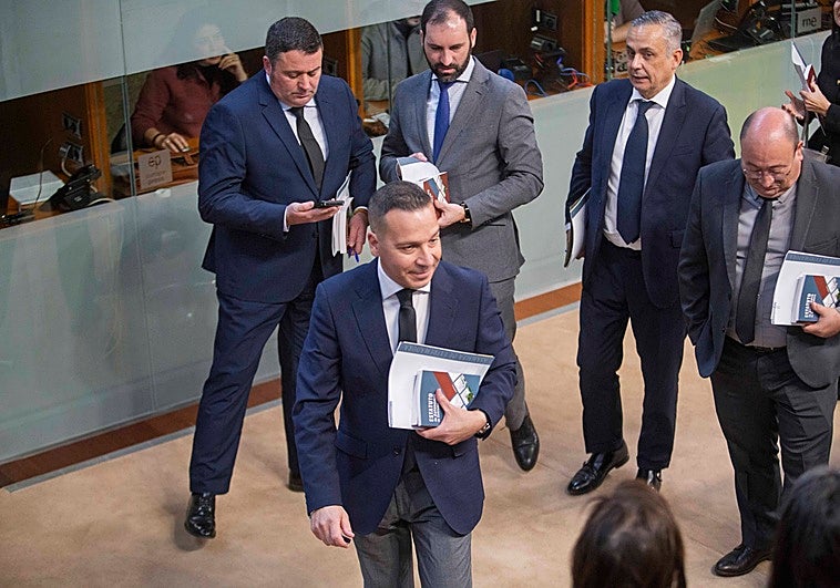 El reparto de las consejerías tensiona la negociación entre PP y Vox por el Gobierno regional