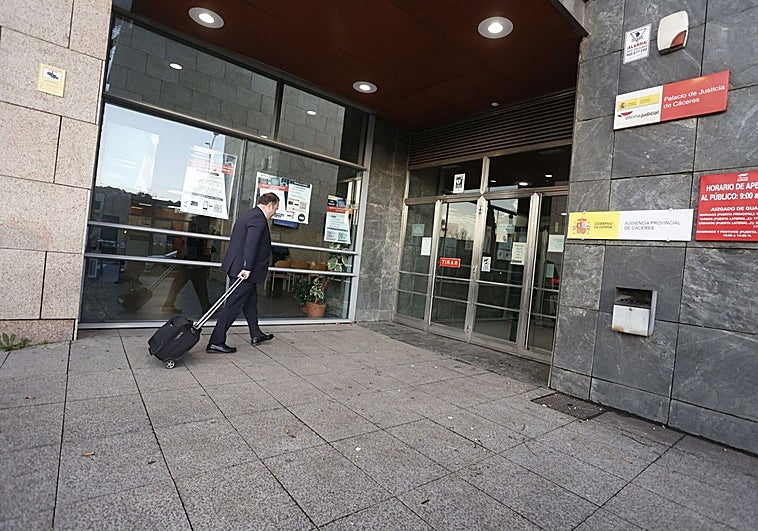 Condenan a seis años de internamiento al menor que acuchilló a otro joven en Cáceres