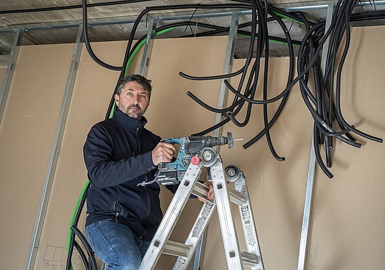 Las ciudades extremeñas se quedan sin electricistas, albañiles o fontaneros
