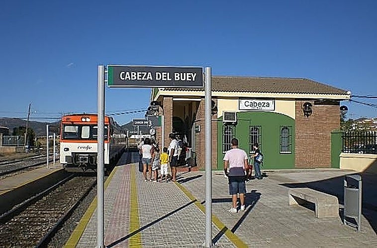 Trasladan en bus a los pasajeros de dos trenes tras caer dos postes a la vía en Cabeza del Buey