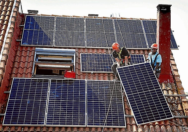 La Junta reduce un 80% el atasco en ayudas para placas solares, pero quedan aún 2.000 peticiones