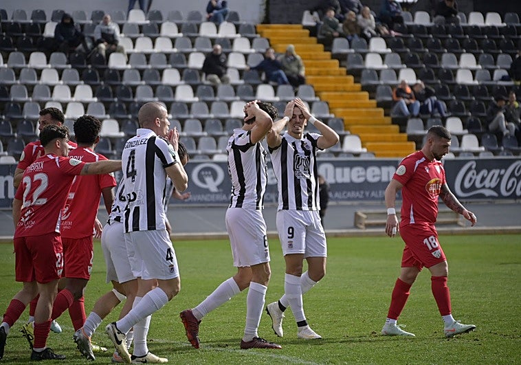 El Badajoz no remata la faena