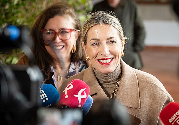 Guardiola anuncia una nueva reunión con Vox para acordar el Gobierno extremeño