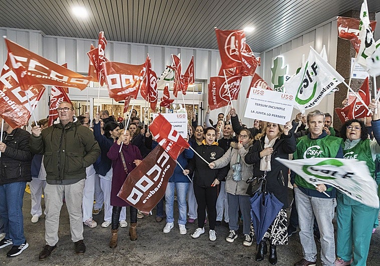 Los trabajadores de limpieza de dos de los hospitales de Badajoz protestan contra su subcontrata: «La higiene es cero»