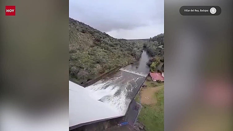 El embalse de Villar del Rey desembalsa, lo mismo que el de Los Canchales