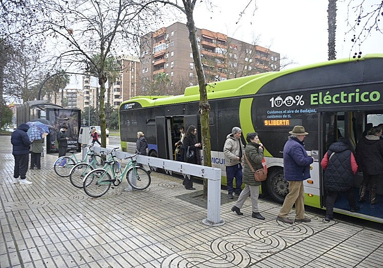 Usuarios del bus urbano de Badajoz: «Sin descuento tienes que cargar la tarjeta todas las semanas»