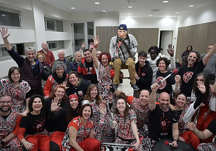 Un desfile con 600 personas, 3.500 hornazos y que ardan Las Candelas en Badajoz