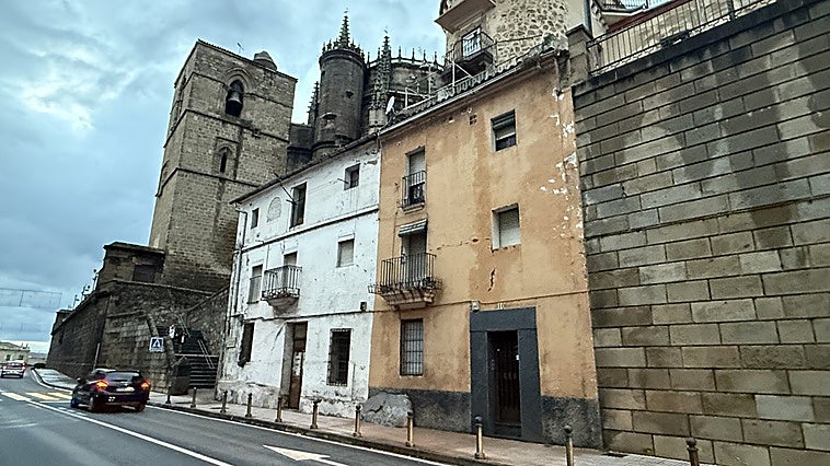 Vía libre para comprar y derribar una casa junto al postigo de Santa María de Plasencia