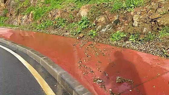 La nueva avenida Roberto Iniesta de Plasencia lleva meses convertida en un manantial de agua