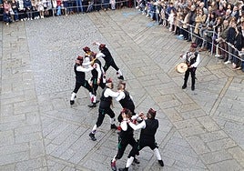 Los Negritos marcan el ritmo con su danza por las calles por San Blas