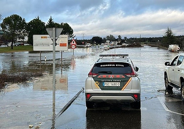 Ascienden a 40 las carreteras afectadas por el temporal en Extremadura: socavones, balsas de agua y desprendimientos