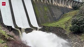 La presa de Tentudía alivia agua por sus desagües de fondo