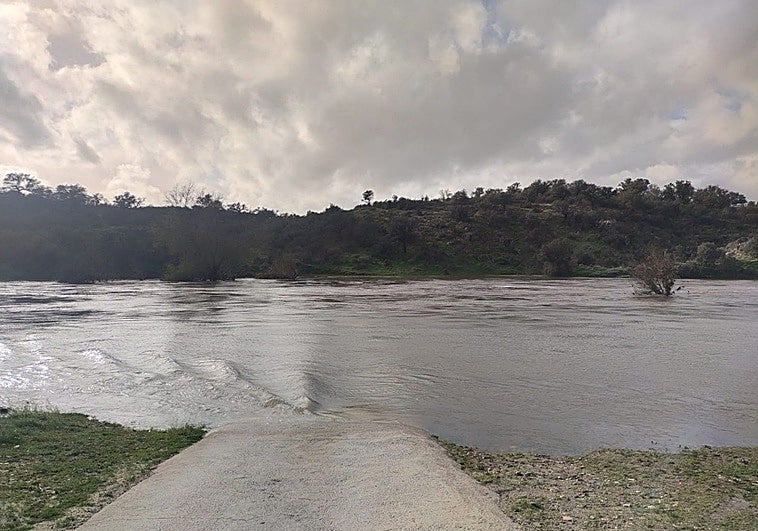 Evacuan a un vecino aislado en la finca Cuartos del Baño de Cáceres que necesita atención médica