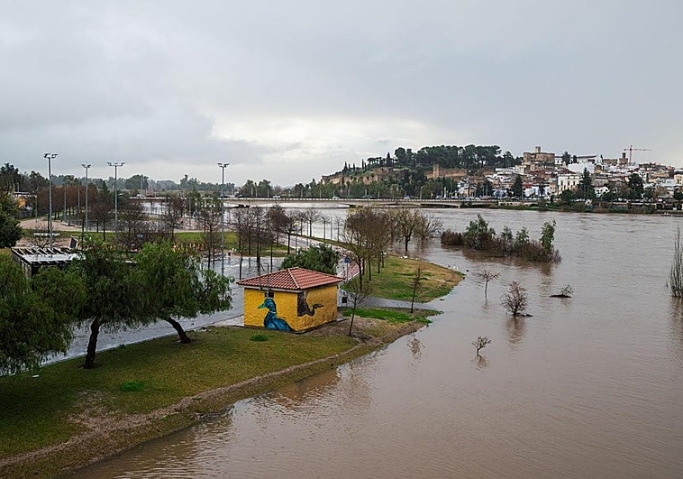Reabierto el Puente de la Autonomía de Badajoz tras estar cerrado toda la noche por la subida del Guadiana