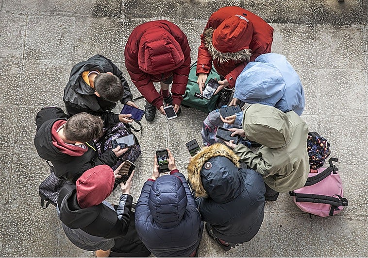 Expertos y familias de Extremadura aplauden vetar las redes sociales hasta los 16: «Hay auténticos adictos»