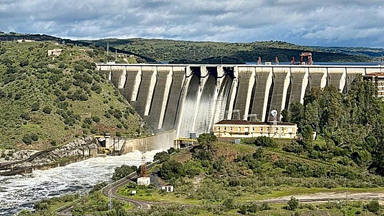 La presa de Alcántara vierte por los tres aliviaderos centrales a expensas de hacerlo también por el lateral