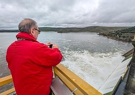 El desembalse de la presa de La Serena, en imágenes