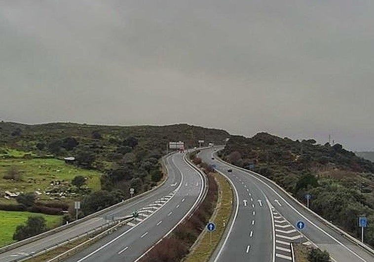 Un varón sufre crisis de ansiedad y otro policontusiones tras colisionar un turismo y un camión en la A-5