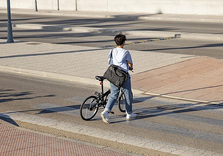 La DGT amenaza con multas de 200 euros por esta práctica tan común al cruzar la calle