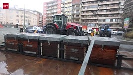 Los apicultores toman las calles de Cáceres con tractores y camiones en protesta por la PAC y Mercosur