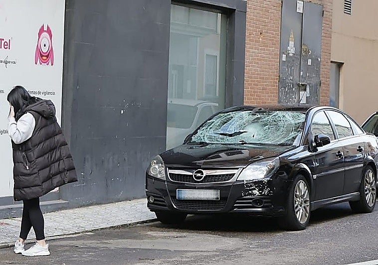 Un hombre se precipita de un quinto piso en Badajoz y cae sobre un coche