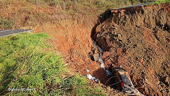 Una conductora sufre una crisis de ansiedad tras tragarse la tierra la carretera por la que circulaba