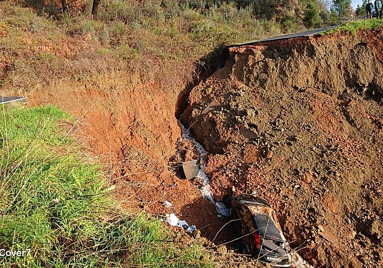 Una conductora sufre una crisis de ansiedad tras tragarse la tierra la carretera por la que circulaba