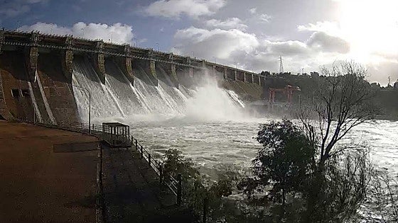 La presa de Zújar abre una compuerta más y se incrementa el caudal del Guadiana