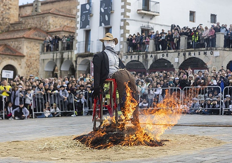 Deciden a última hora quemar al pelele de las Lavanderas al no llover en Cáceres