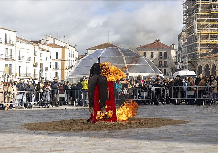 Una quema del pelele exprés salva la fiesta popular que da inicio al Carnaval cacereño
