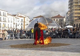 Quema del pelele en la Plaza Mayor de Cáceres