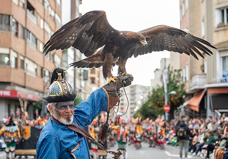 La Guardia Civil impide que un águila real termine el desfile de comparsas de Badajoz