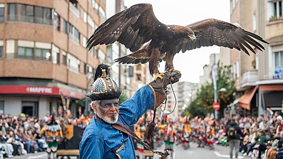 La Guardia Civil inspecciona un águila real en el desfile de comparsas de Badajoz