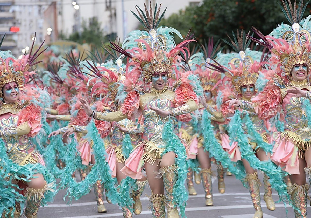 Los Lingotes ganan el desfile de comparsas del Carnaval de Badajoz