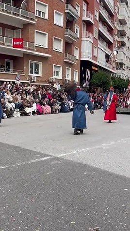 La Guardia Civil impide que un águila real termine el desfile de comparsas de Badajoz