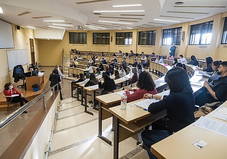 Más de 12.000 aspirantes para los dos exámenes de las oposiciones del SES este mes