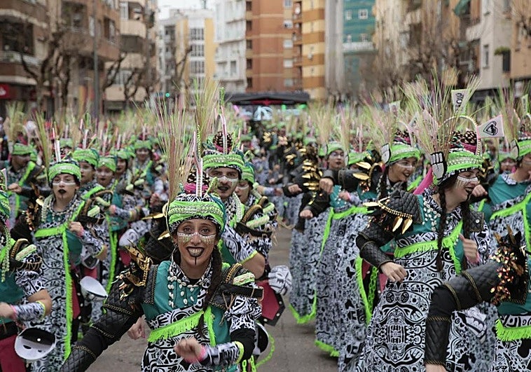 Polémica en el Carnaval de Badajoz: el artista Láolú tilda de «robo» lo que la comparsa Balumba diseñó como un homenaje