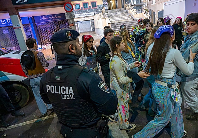 Un policía, junto a un chico que había sido atendido por la Cruz Roja.