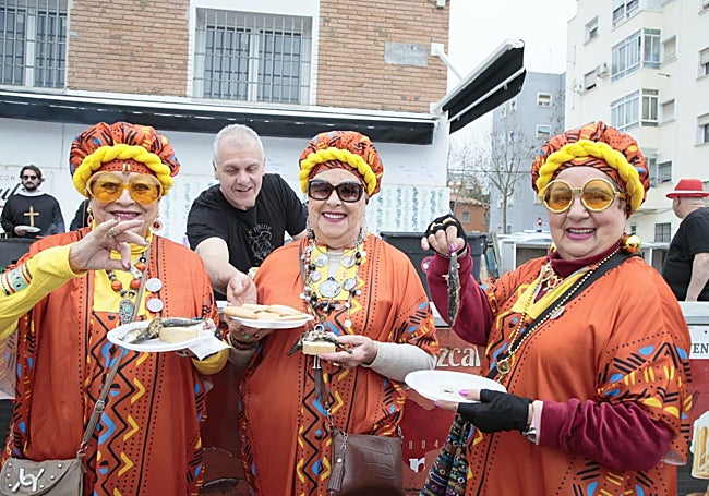 Manuela, Puri y Consuelo, tres amigas en San Roque este martes de carnaval.
