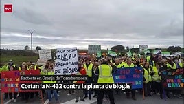 Cortan la N-432 en protesta contra la planta de biogás proyectada en Granja de Torrehermosa
