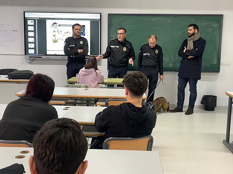 La Policía Local de Plasencia lleva la prevención contra las drogas a los institutos