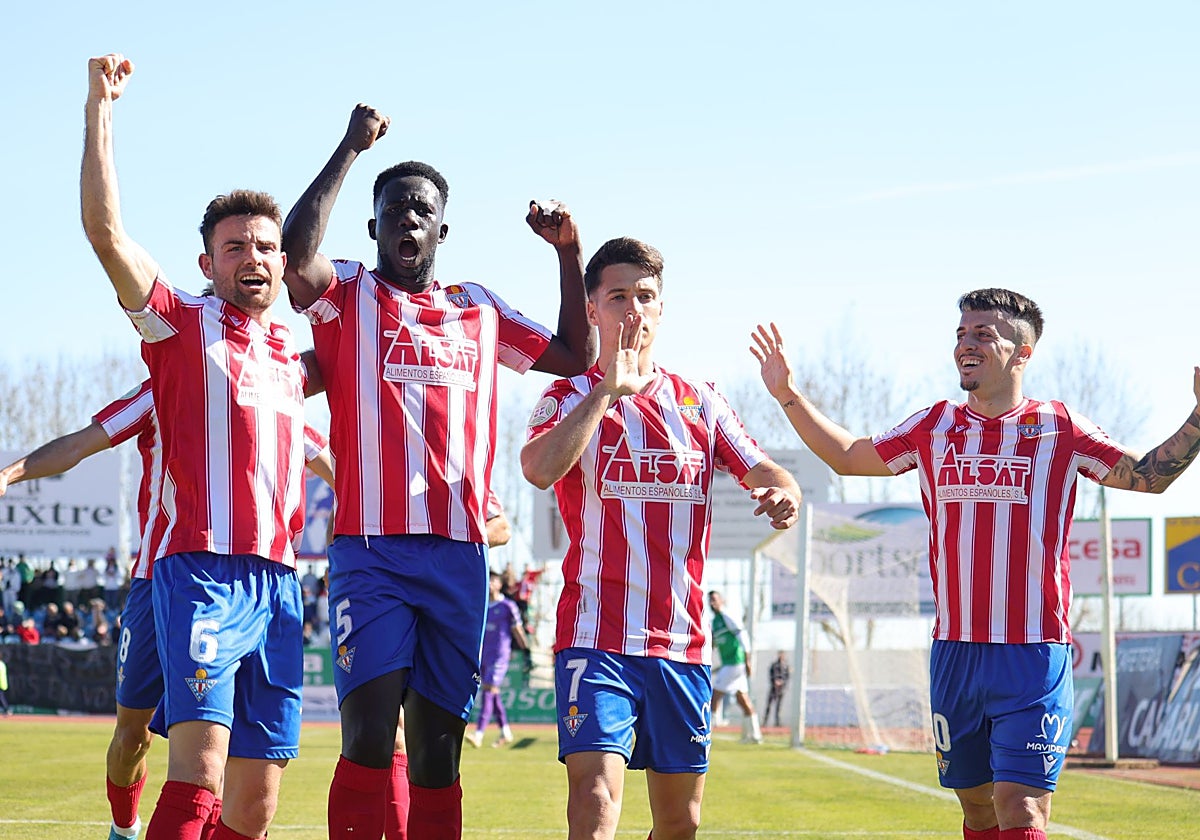 Carlos López, Moussa y Asier festejan con Platero el 0-1, que llegó de penalti.