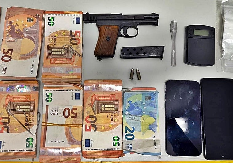 Detenidos con drogas, armas y casi 13.000 euros en un coche que iba por la A-66 superando la velocidad permitida