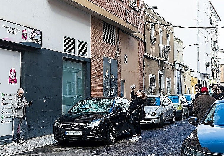 Prisión por romper la orden de alejamiento hacia su madre el hombre que cayó sobre un coche en Badajoz