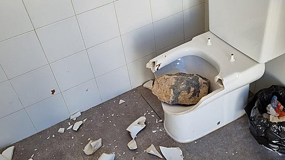 Actos vandálicos destrozan el mobiliario urbano de Zafra
